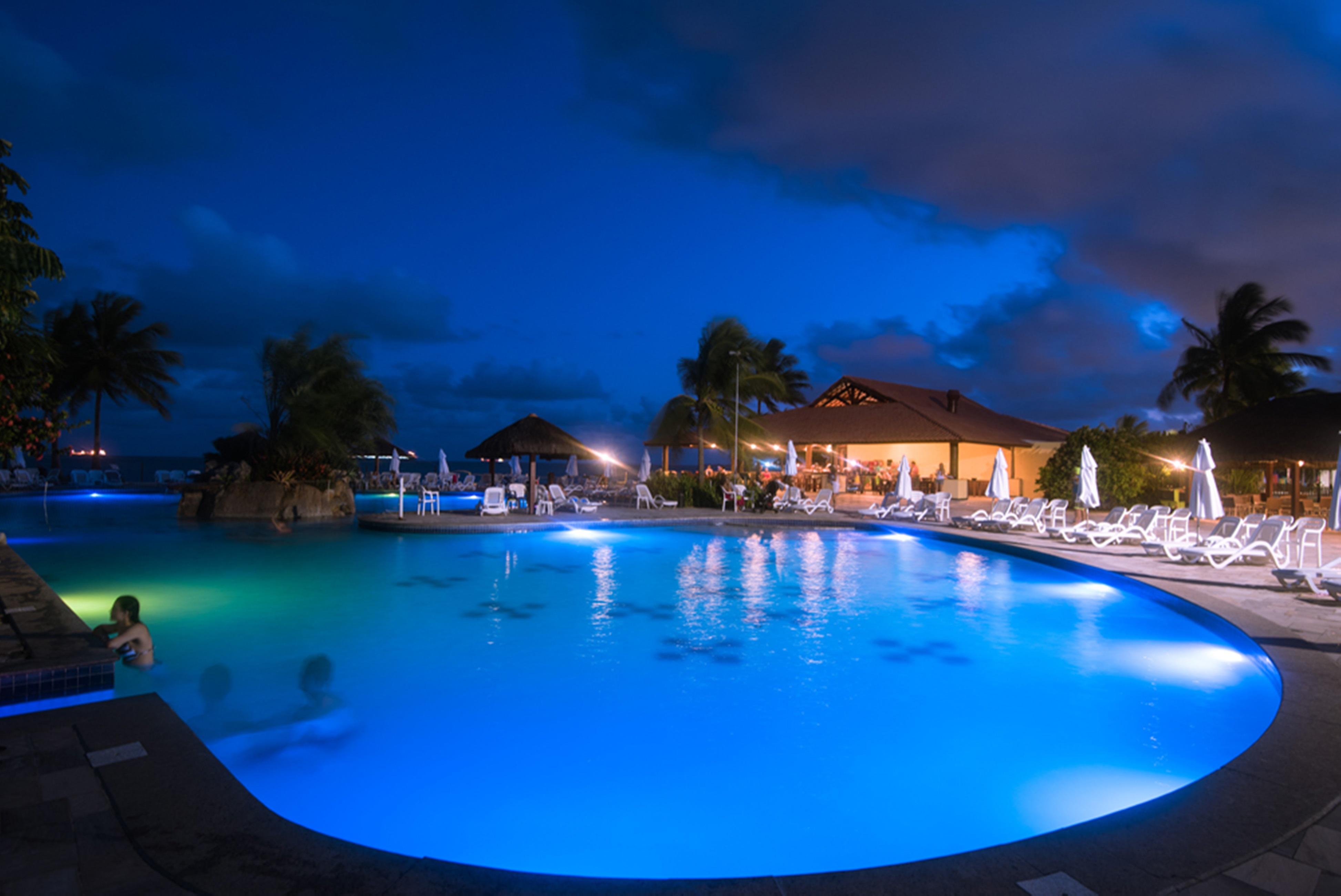 Vila Gale Cabo Cabo de Santo Agostinho Εξωτερικό φωτογραφία The swimming pool at night