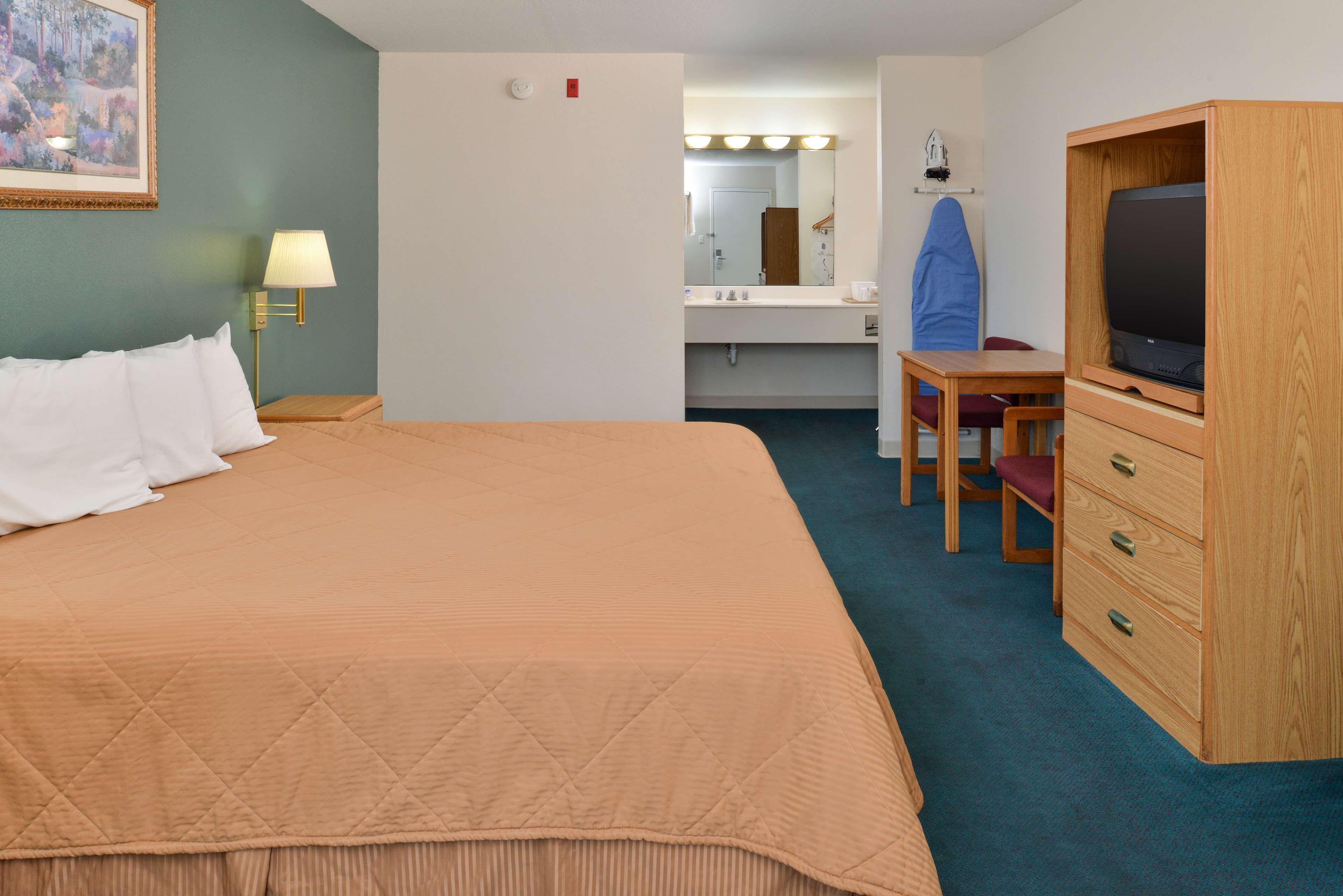 Vila Gale Cabo Cabo de Santo Agostinho Δωμάτιο φωτογραφία A typical room at a Motel 6
